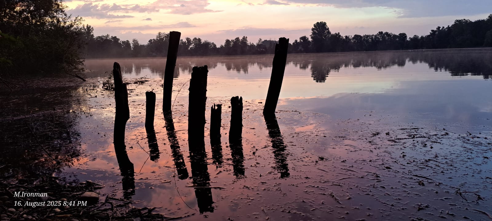 Pavillon und Sitzbereich am Seeufer