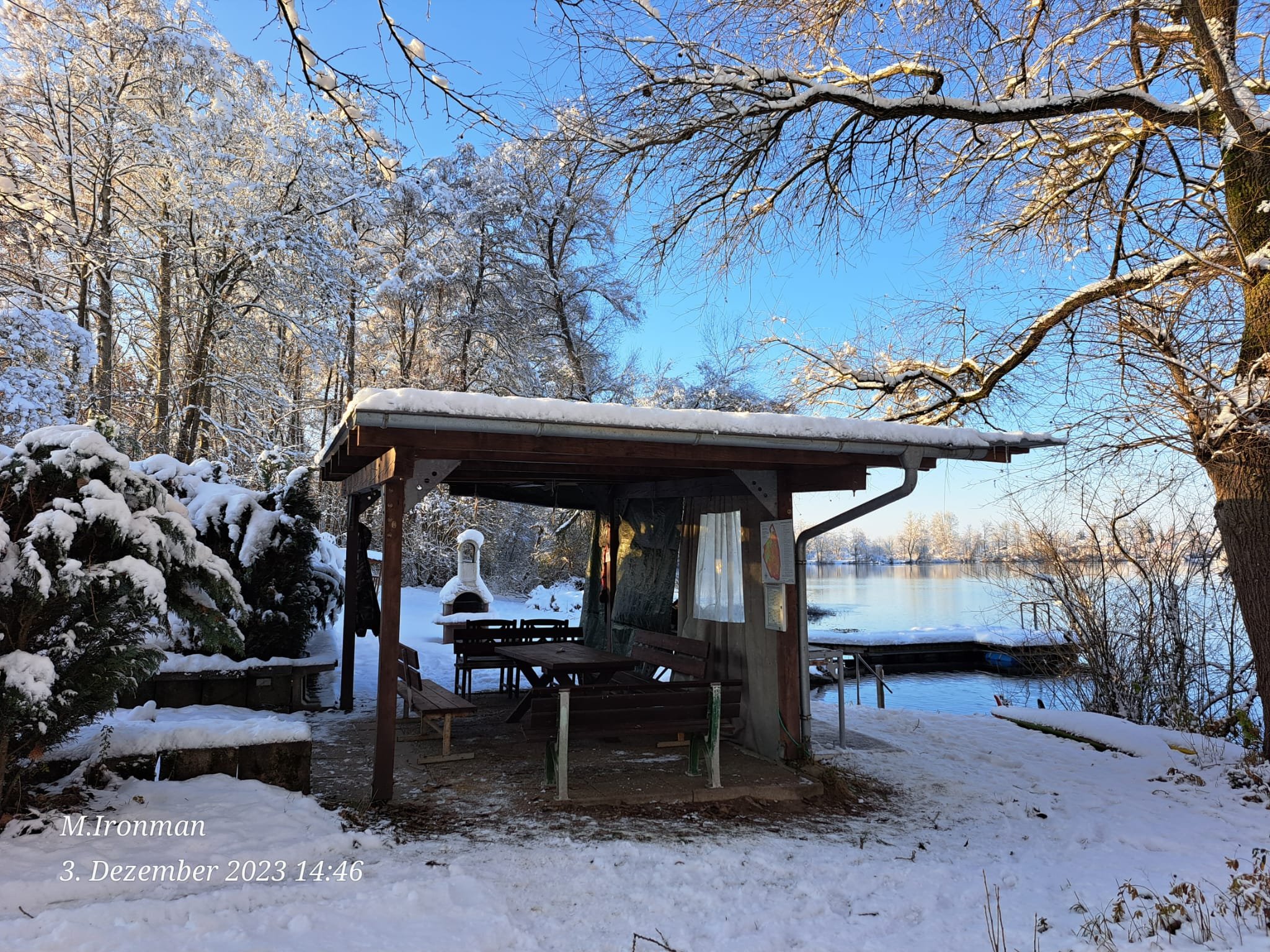 Zugefrorener Steg am Gurrenhofsee