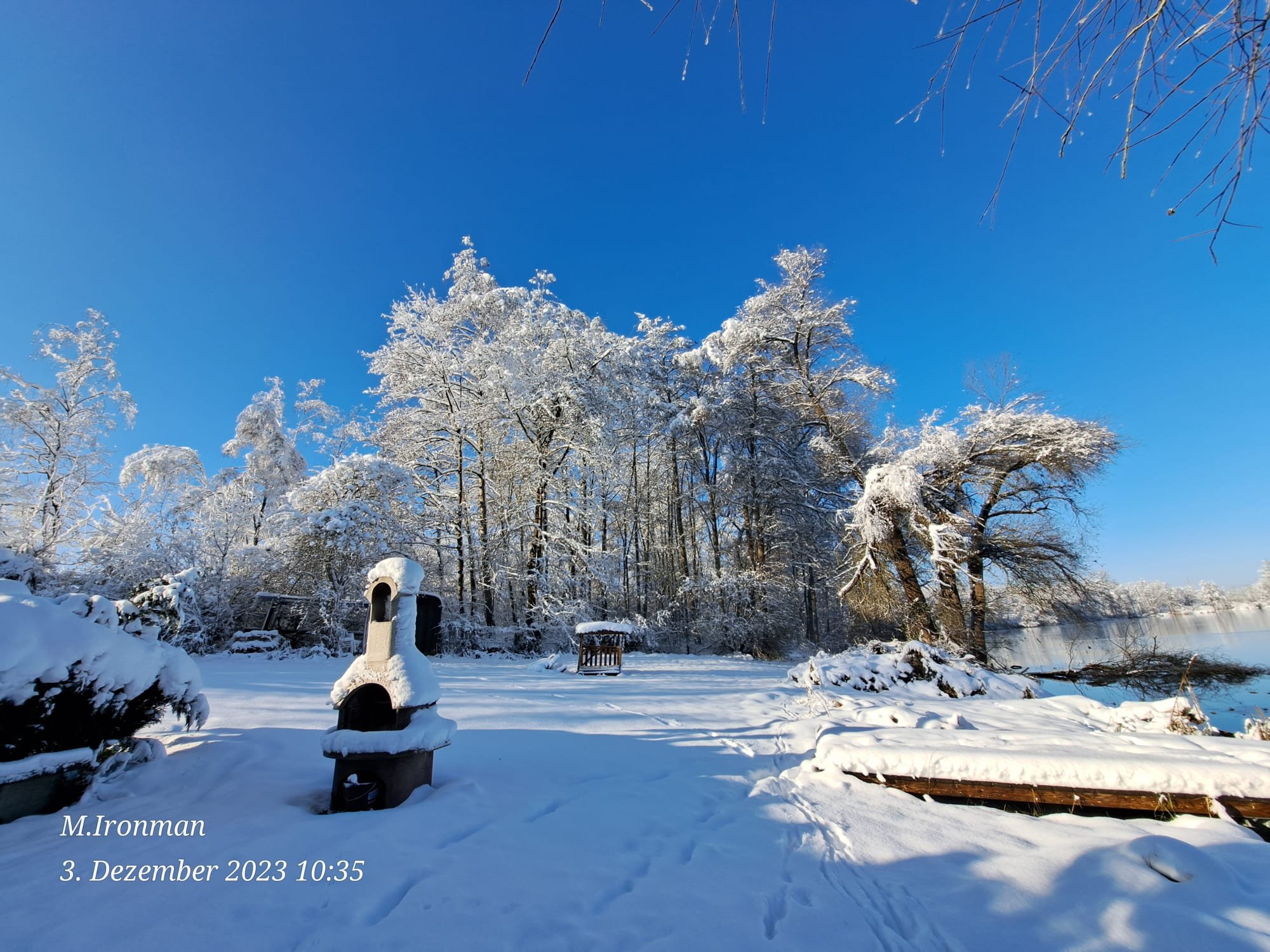 Vereinsgelände mit Schnee bedeckt am Ufer